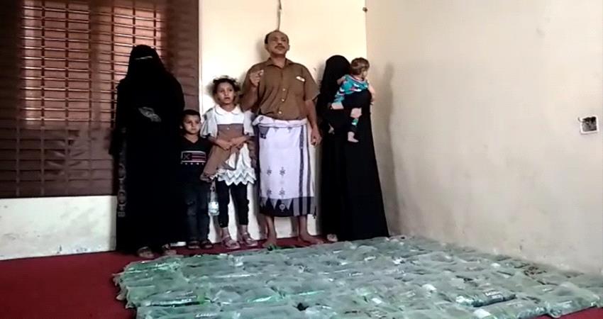شاهد اعترافات يمني ضبط في نقطة أمنية بأبين وبحيازته 84 كلجم حشيش