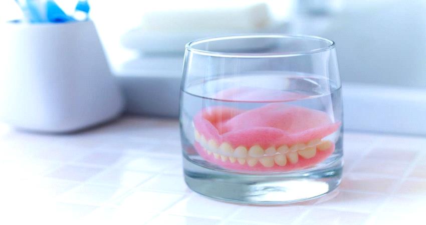 5 طرق للحفاظ على طقم الأسنان