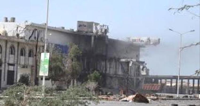 قذائف الحوثي تشعل النار في مجمع تجاري بالحديدة 
