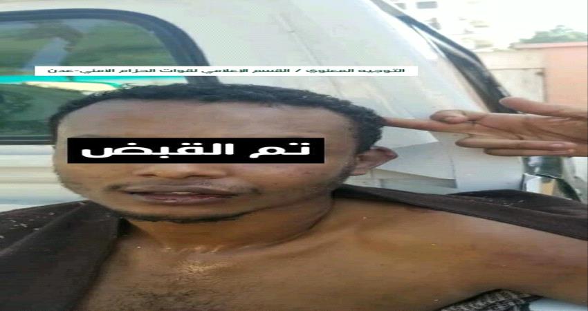 الحزام يضبط شخصين بتهمة الترويج للمخدرات في عدن