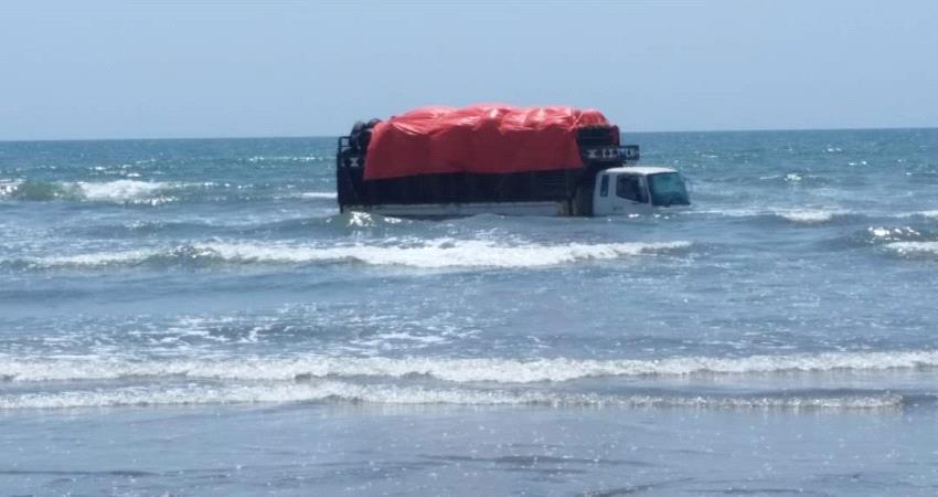 البحر يغدر بسائق شاحنة في عدن
