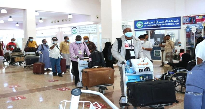 مطار سيئون الدولي يستقبل 52 عالقا يمنيا قادما من شرق أفريقيا   