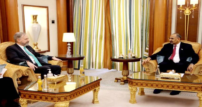 الزُبيدي يطلع السفير الأميركي على الأوضاع في الجنوب ويشدد على تنفيذ آلية تسريع اتفاق الرياض