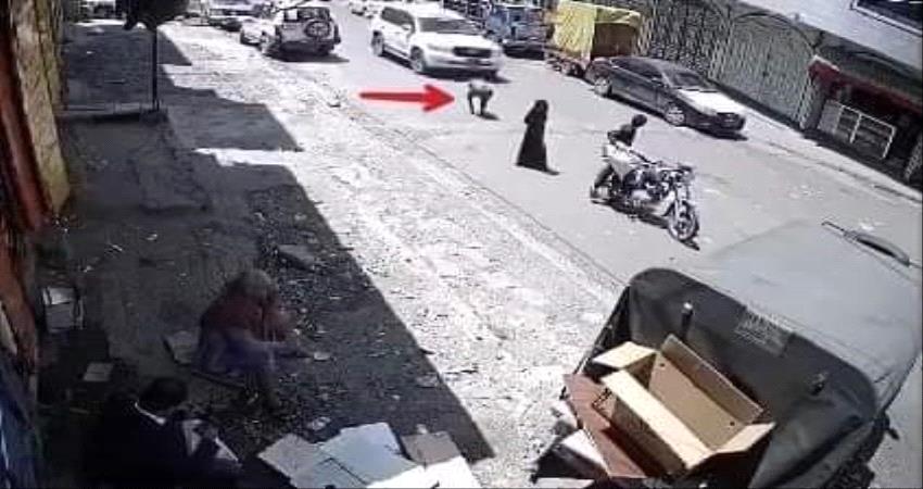 شاهد ما حدث لسائق دراجة سرق عقد ذهب من إمرأة يمنية في الشارع "فيديو" 