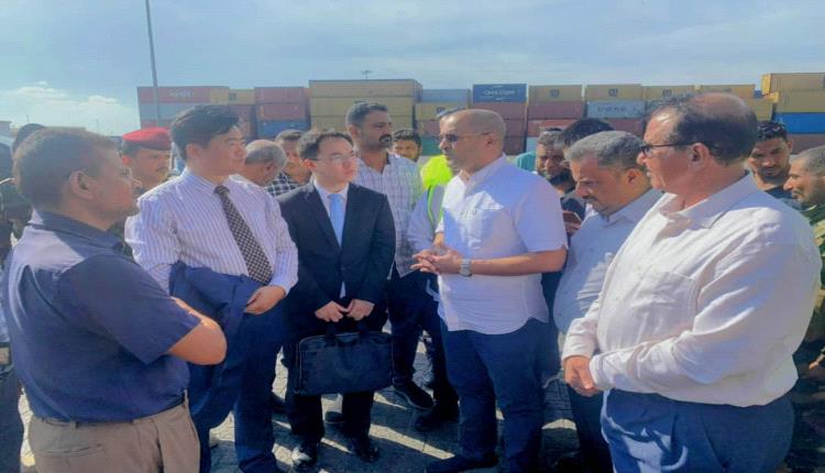  القائم بأعمال السفير الصيني في زيارة لمحطة الحاويات بميناء عدن