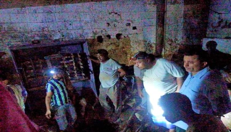 مدير عام كهرباء عدن يتابع شخصيا عملية تركيب محول جديد في منطقة سكنية تعاني من فصل التيار
