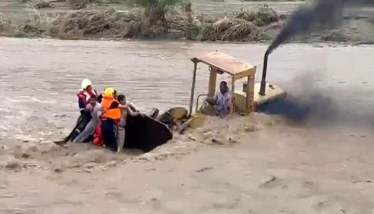صور - رجل يعرض نفسه للخطر لإنقاذ 4 أشخاص عالقين من وسط السيول