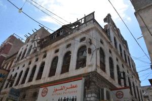 بإشراف الجرادي .. فرق فنية لتوقيف انهيار مبنى سكني في عدن