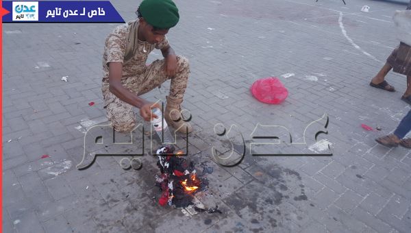 شاهد احراق علم اليمن عقب مؤتمر صحفي في ساحة الحرية 