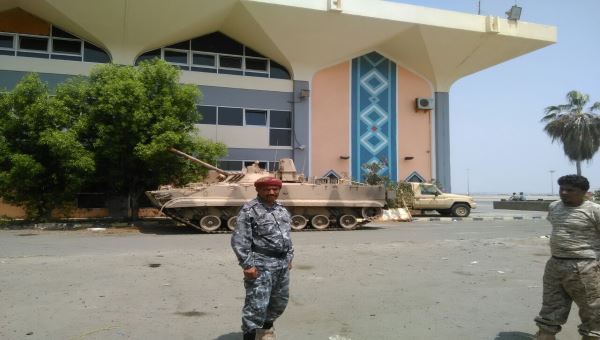 قائد قوات الامن الخاصة بعدن يتفقد مطار عدن والنقاط الامنية في خورمكسر