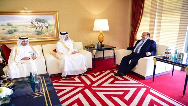 رئيس الجمهورية يستقبل وزير الخارجية القطري بمقر اقامته في الدوحة