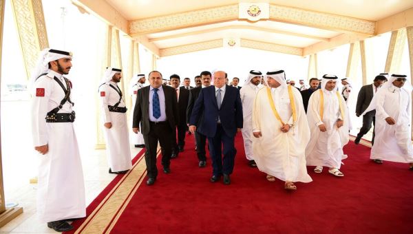 الرئيس هادي في قطر ويلتقي مسؤولين قطريين