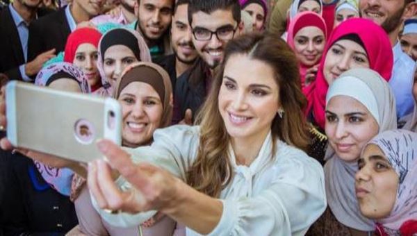 سيلفي #الملكة_رانيا مع طلبة دبلوم إعداد وتأهيل المعلمين