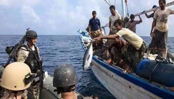 صورة لصيادي جزيرة سقطرى وهم يقدمون أسماكا ً طازجة لقوات التحالف العربي.