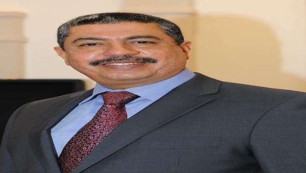 نائب الرئيس يطلع على خطط تطوير ميناء عدن وتشغيل المطارات