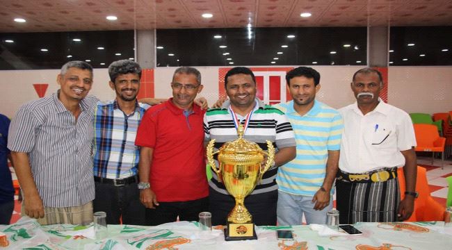 نجوم منتخب عدن يهدون كأس بطولة المحافظات للمهندس محمد حيدان