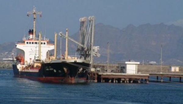 تفريغ 5 ألف طن من المشتقات النفطية في مصافي عدن