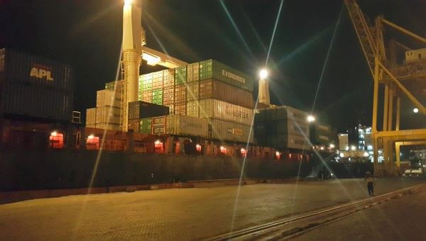 عدن: ميناء المعلا يستقبل أول باخرة حاويات منذ سنوات( صور)