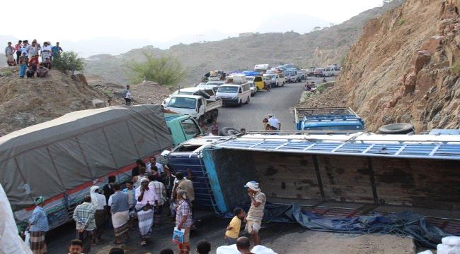 انقلاب شاحنة نقل يغلق خط عدن-تعز بالقبيطة ( صورة)
