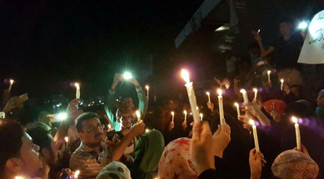 نشطاء في عدن ينظمون وقفة بالشموع احتجاجا على انقطاعات الكهرباء .. ( صور )