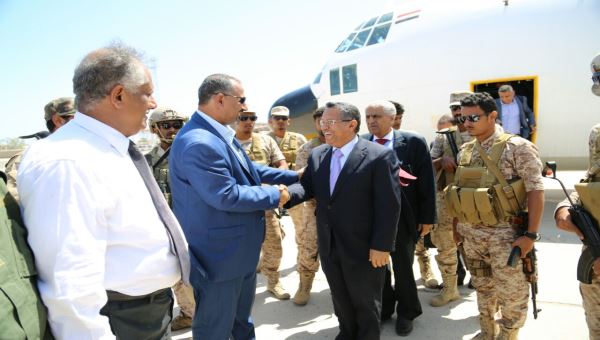 رئيس الوزراء يعود إلى عدن .. والمحافظ عيدروس في مقدمة مستقبليه