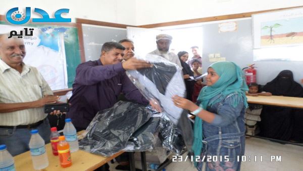 تدشن حملة توزيع الملابس لـ 300 فتاة في أبين 
