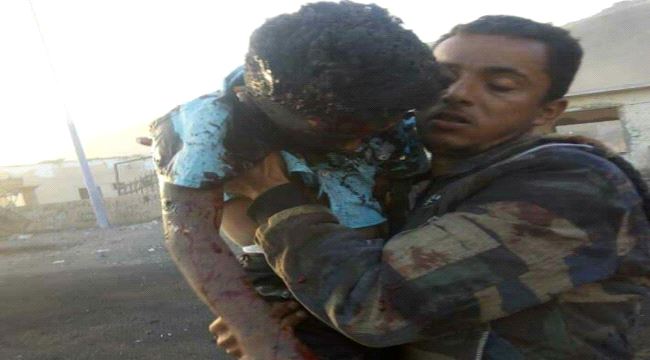 مشهد مأساوي في عدن .. حين صرخت الفتاة : (اخي مات) ولم تعلم ان امها استشهدت ايضا (صور)