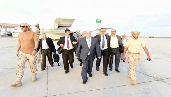 الرئيس هادي يزور قاعدة العند ويطلع على الاستعدادات العسكرية
