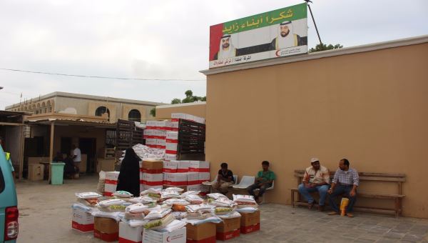  الهلال الإماراتي يوزع سلل غذائية لأسر الشهداء في عدن ( صور)