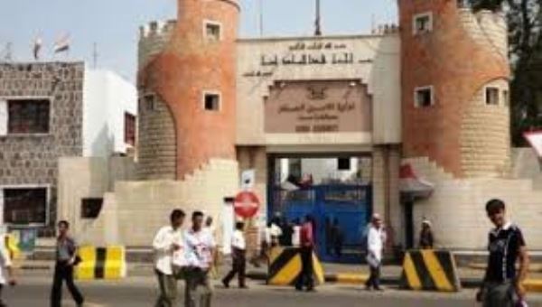 عاجل: انفجار يستهدف مبنى شرطة عدن