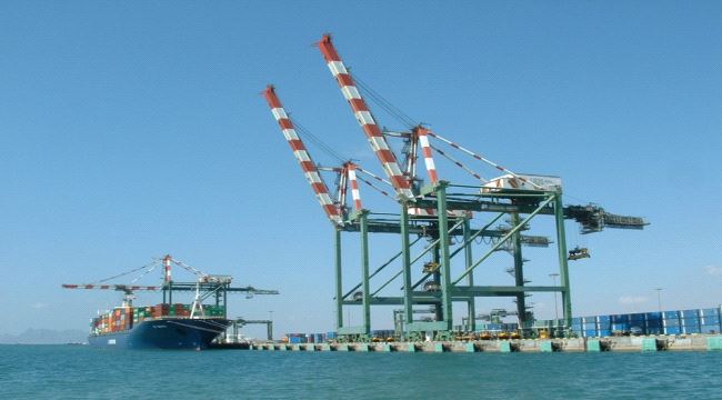 الحكومة الشرعية تطلب من الأمم المتحدة تغيير مسار ترحيل الإغاثة لتعز عبر ميناء عدن