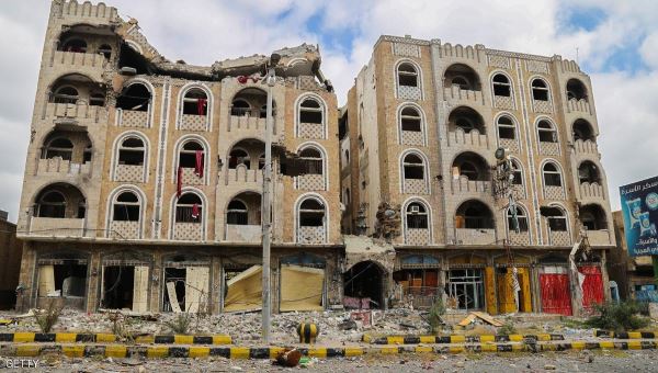 انتهاكات الحوثيين.. دروع بشرية ومدارس للأسلحة