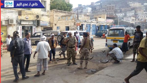 عدن : السلطة المحلية بالتواهي تخلي الشوارع من بسطات الباعة المتجولين"صور"