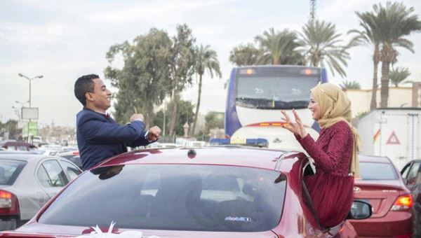 عروسان مصريان يشعلان مواقع التواصل بمشاجرة من نوع خاص .. ( صور + فيديو )