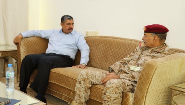 بحاح يلتقي قائد المنطقة الرابعة ويؤكد على ضرورة بناء مؤسسة الجيش بصورة صحيحة