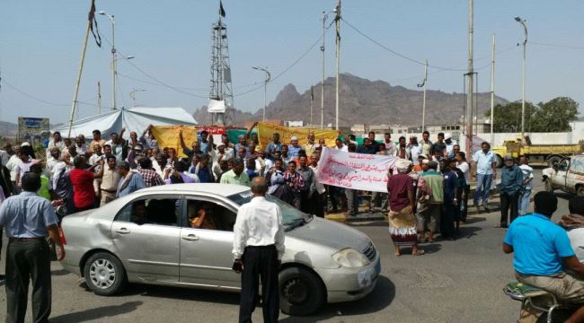 يحدث الآن .. عمال شركة النفط عدن يواصلون وقفاتهم الاحتجاجية أمام بوابة المصفاة