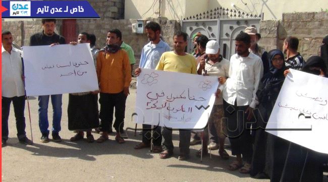 عدن: وقفة احتجاجية للمكفوفين للمطالبة بمرتباتهم الموقوفة