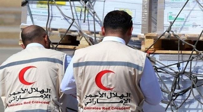 "الهلال الأحمر الإماراتي" يوزع مئات السلل الغذائية على أهالي قرى في تعز