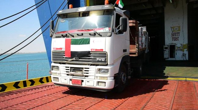 سفينة مواد غذائية اماراتية تصل ميناء عدن 