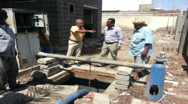 مسؤول محلي في عدن يطلق تحذيرات من البناء على شبكة الصرف الصحي