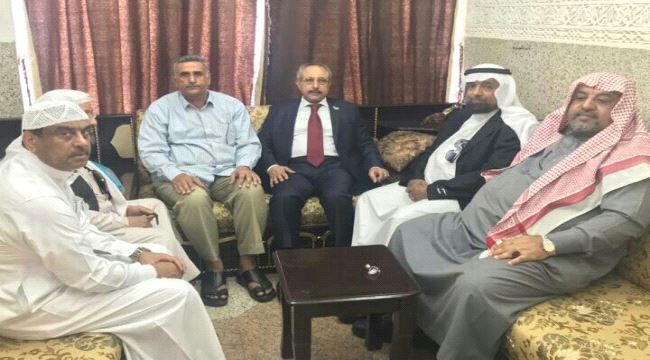 القنصل العام اليمني بجدة يعد بنقل معاناة المقيمين للخارجية السعودية