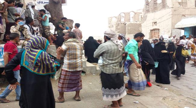 منتسبون للأمن : إنتظارنا للراتب أمام مراكز الصرافة في الطرق العامة مهانة بكل المقاييس"صورة"