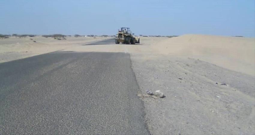 حملة واسعة لإزالة الكثبان الرملية من طريق "عدن-عمران" 