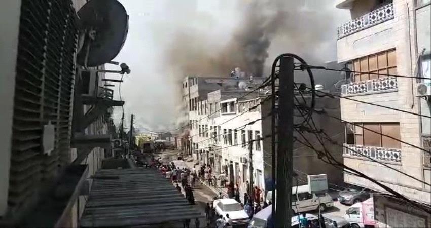 شاهد بالفيديو.. أهالي حي العيدروس بعدن يحاولون إنقاذ سكان عمارة تحترق