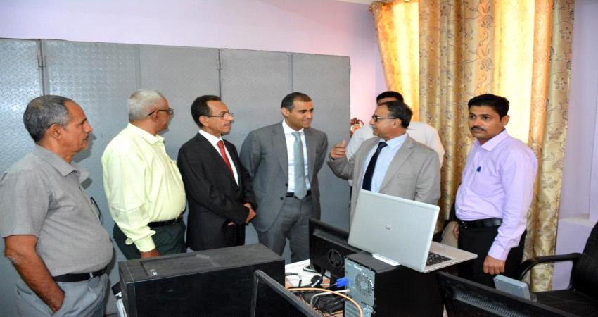 نائب وزارة الخارجية يشيد بنظام الشهادة الالكترونية في جامعة عدن