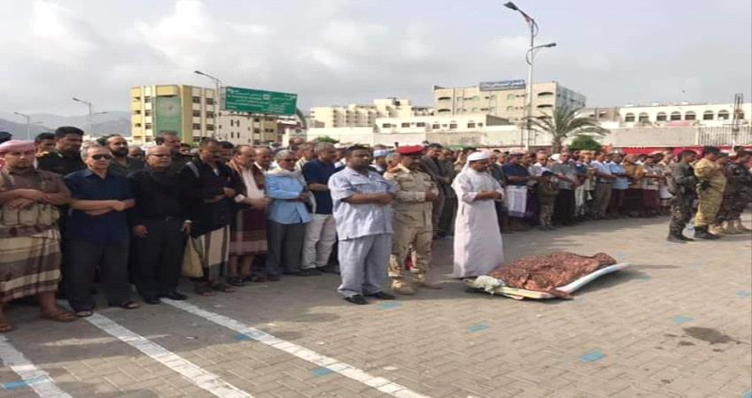 المئات يشيعون جثمان الفقيد المناضل علي صالح عباد 