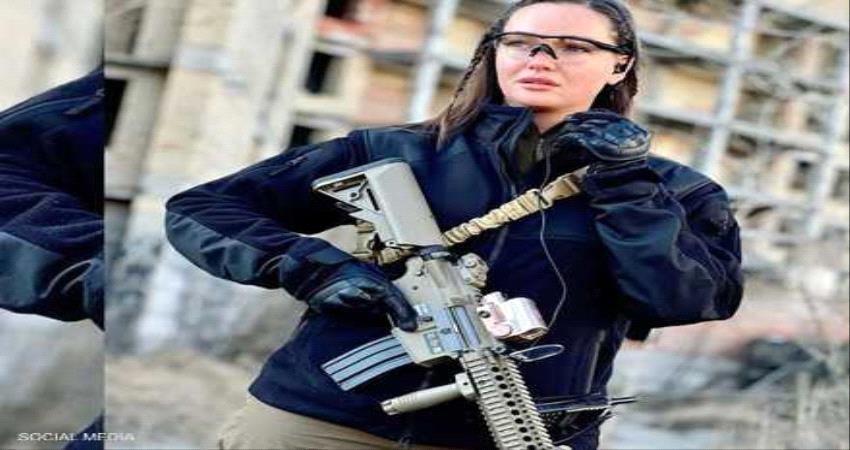منوعات - صور- ملكة جمال أوكرانيا تحمل السلاح وتتوعد بقنص أي جندي يعبر الحدود