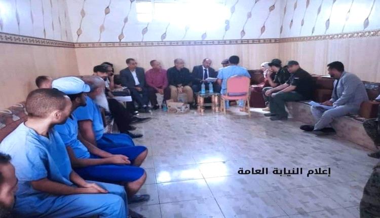 القاضي الشعيبي ووكلاء نيابات يتَعّرفون على المحكوميات القانونية لسجناء في عدن  وتسجيل طلباتهم