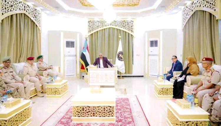 الرئيس الزُبيدي يشدد على ضرورة تعزيز العقيدة الوطنية والروح المعنوية والقتالية للقوات المسلحة