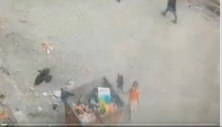 بالفيديو.. برميل قمامة يتسبب بوفاة طفلة في عدن